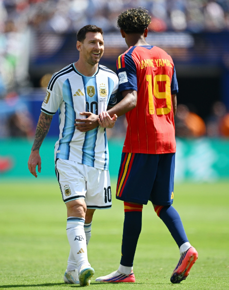 Lionel Messi e Lamine Yamal com as camisas de Argentina e Espanha